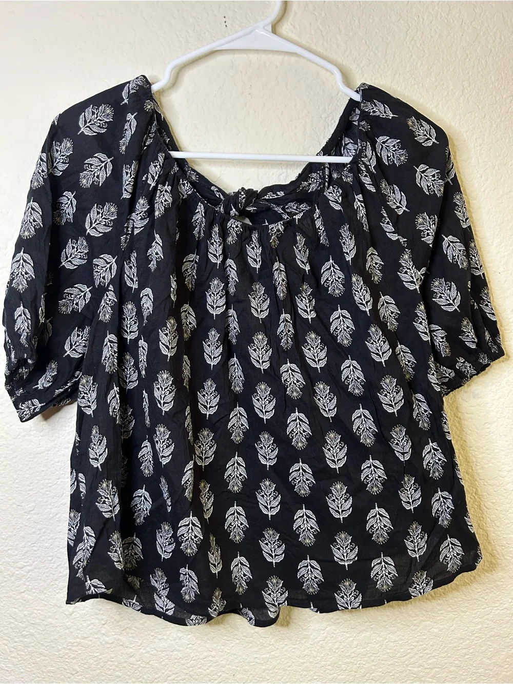 Old Navy Black Floral Tie-Neck Puff Sleeve Blouse Medium Aztec Picnic Summer